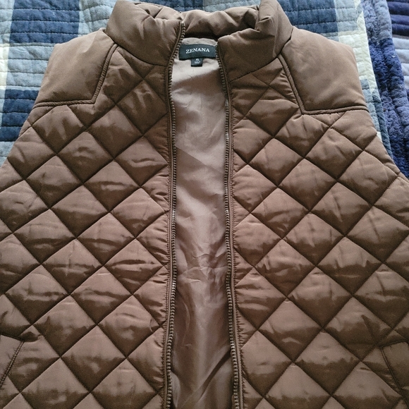Puffer Vest Women's XL (16-18) - Picture 5 of 10